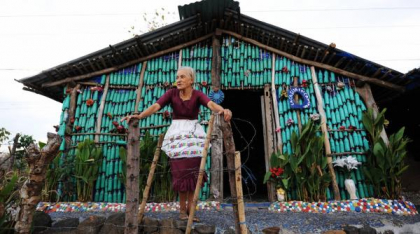 O pensionară și-a construit singură o casă din sticle de plastic, după ce a rămas fără locuință după cutremur. Cum arată în interior