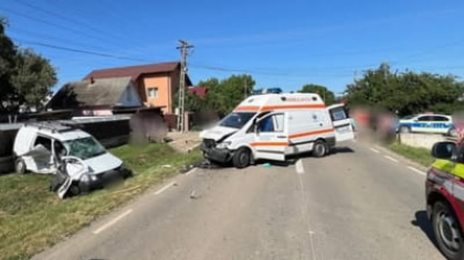 Ambulanță lovită în misiune, în Neamț. Ambii șoferi și o asistentă au ajuns la spital după impact