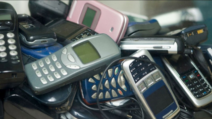 Telefoanele vechi sau stricate nu mai trebuie păstrate în sertare. Cum și unde le poți recicla în România