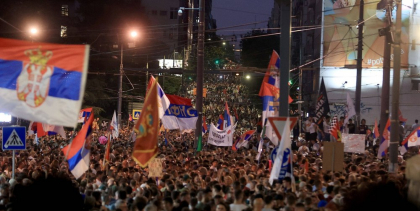 Baricade și tensiuni în Belgrad. A doua noapte de proteste împotriva guvernului