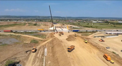 Primul drum expres construit integral în România, aproape de finalizare. „Sunt mobilizați peste 550 de oameni”