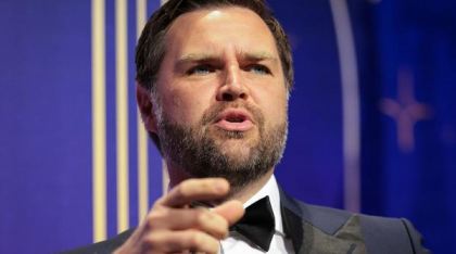 Blogger de modă îl critică dur pe JD Vance pentru cum se îmbracă. Vicepreşedintele american îl ameninţă cu deportarea