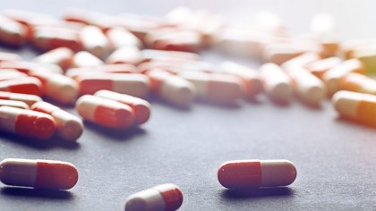 De ce avem farmacii la fiecare colț de stradă? România, pacientul anxios cu geanta plină de pastile