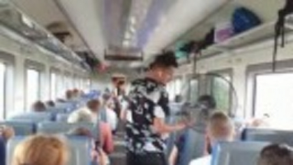 Românii se sufocă în trenuri fără aer condiționat. Un tânăr a venit cu ventilatorul de acasă