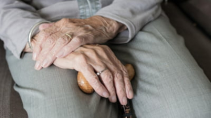 După ce a ajuns la urgențe, o femeie de 100 de ani din Iași a fost externată în grija fiicei ei de 80 de ani