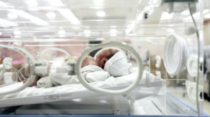 Viaţa unui bebeluș de doar câteva zile a fost salvată de medicii italieni cu autorul unui adeziv