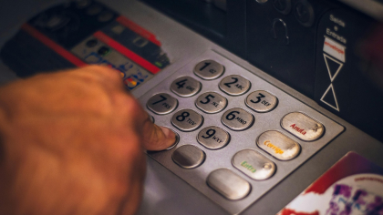 TAXĂ pentru cei care au cont la bancă. Decizie pentru cei care retrag numerar de la ATM sau ghișee. Unde se aplică deja