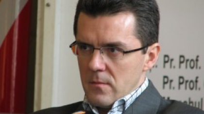 „Noi pariem pe cai morți”