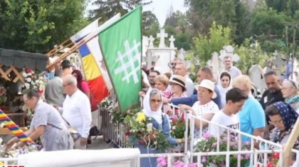 Manifestare legionară la mormântul părintelui Ilie Lăcătușu. Zeci de oameni s-au adunat în cimitirul Giulești