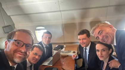 Selfie la nivel înalt: Dominic Fritz, în drum spre Germania cu Nicușor Dan și mai mulți miniștri: „Întărim relațiile bilaterale”