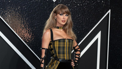 Taylor Swift, complet acoperită de un scut antiglonț la prima apariție publică după asasinarea lui Kirk VIDEO