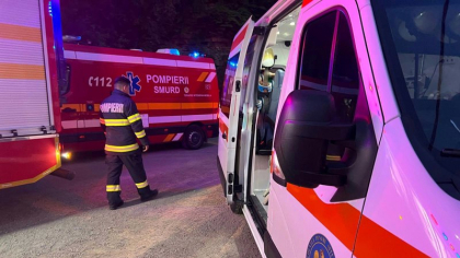 Un tânăr a murit, iar alţi doi sunt răniţi, după ce s-au răsturnat cu mașina, în Bistriţa-Năsăud. Şoferul era băut