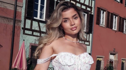 Flavia Barbu, influencer, inspiră prin curajul cu care își spune povestea luptei cu pierderea auzului: „A fost greu să mă accept”