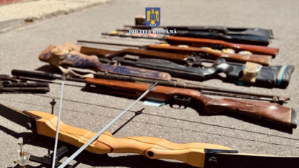 Polițiștii din Dâmbovița au confiscat arme cu potenţial letal, o arbaletă şi 11 cutii cu proiectile metalice în urma a 16 percheziții