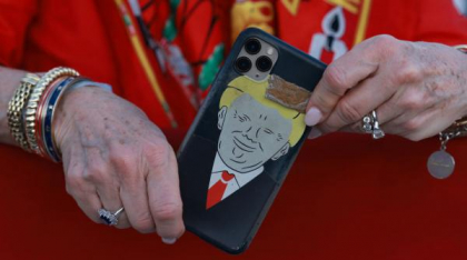 Trump își lansează un telefon și o rețea de telefonie. Unde va fi produs smartphone-ul și cât costă