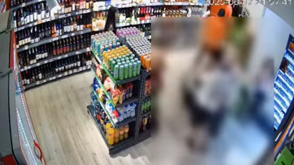 Scene șocante într-un magazin din Ploiești: Femeie bătută cu sălbăticie de fostul soț, sub privirile clienților. Nimeni nu au intervenit