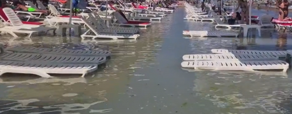 Plaja dintr-o stațiune de pe litoralul românesc, inundată. Șezlongurile și bunurile turiștilor, înghițite de apă