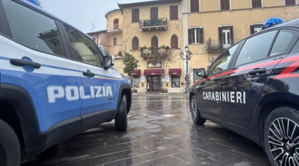 Un român din Italia şi-a atacat soţia şi soacra, dar a căzut de la balcon în timp ce le urmărea
