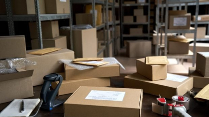 Un curier din Prahova care livra colete la easybox a furat bunuri de 70.000 de euro într-o lună