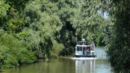 Accident naval la Tulcea: o ambarcaţiune cu 12 persoane a intrat în mal