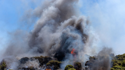 Evacuări din zone turistice în apropierea Atenei, din cauza unui incendiu de vegetaţie
