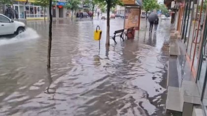 Imagini din primul oraș inundat în România, după 12 ore de ploaie continuă și înainte să intre în vigoare codul portocaliu