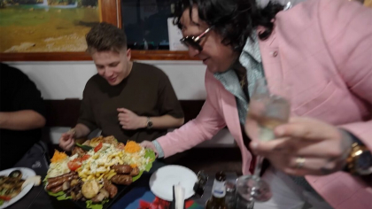 Gami a comandat un platou cu friptură, mici și cârnați, în restaurantul lui Luis Stan din București. Când a primit nota de plată, s-a uitat lung