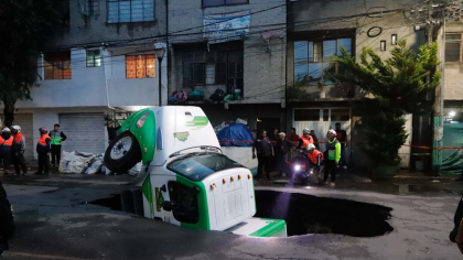 Camion prăbușit într-un crater uriaș apărut în  asfalt. Autoritățile au reușit să îl scoată după mai bine de 12 ore
