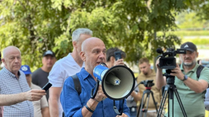 Angajații Apelor Române protestează față de tăierile salariale. „Taxați corupția, nu munca”