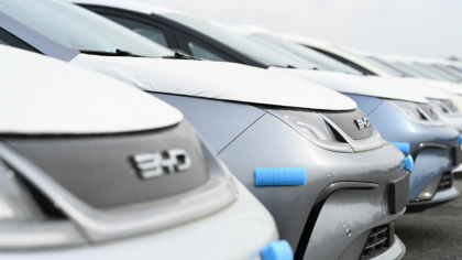 Mașinile electrice mai au de așteptat: UE amână noile reguli pentru emisiile auto