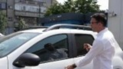 Ce să faci când lași mașina în soare, ca să nu se încingă foarte tare. Diferența poate fi și de 30 de grade