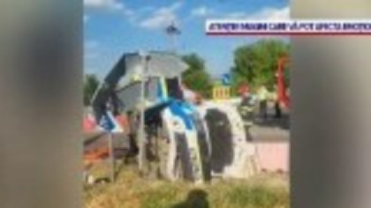 O mașină de poliție care transfera doi deținuți, implicată într-un accident rutier, în Neamț. Autospeciala s-a răsturnat
