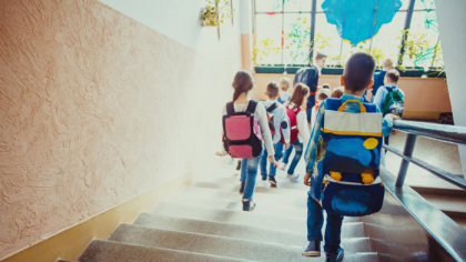 Este programul de şcoală cu intrări la ora 8 , la 11 şi la 13 în trei schimburi? Cum răspunde Ministerul Educaţiei: „este trei schimburi doar dacă este oficializat ca atare de o decizie a consiliului de administraţie.” Practic, depinde ce scrie cu pixul pe hârtie