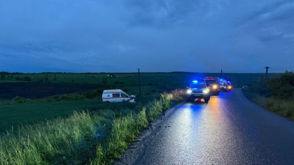 Ambulanță implicată într-un accident în Cluj. O pacientă și trei membri ai echipajului au fost transportați la spital