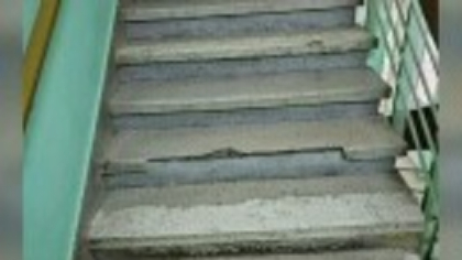 Un pacient a murit în Spitalul din Reșița după ce o bucată din treapta unei scări s-ar fi rupt, iar el s-a lovit de beton