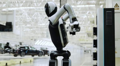 Angajații care lucrează non-stop. Walker S2 e primul robot umanoid din lume care își schimbă singur bateriile: A învățat într-o fabrică