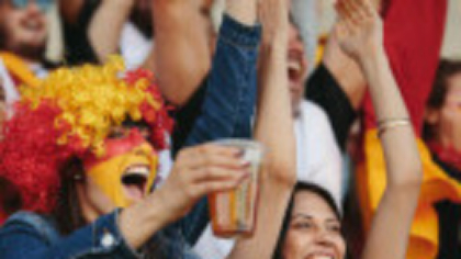 Berea cu alcool ar putea reveni pe stadioane. Modificarea legii a primit avizul CES și așteaptă votul Parlamentului