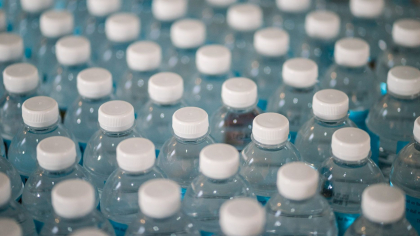 Apă plată retrasă URGENT de la comercializare. ANPC a găsit bacterii coliforme, fecale şi germeni