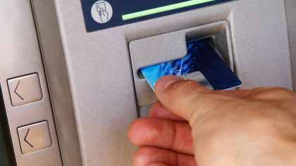 Card blocat în bancomat. Ce trebuie să faci când ATM-ul îți reține cardul. Reguli la principalele bănci din România
