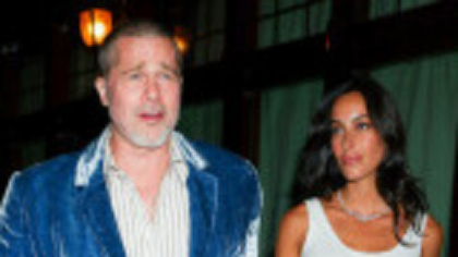 Brad Pitt, look extravagant la o cină romantică în New York, alături de iubita sa. Cum i-au surprins paparazzii. GALERIE FOTO