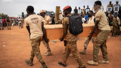 Armata şi miliţiile pro-guvernamentale din Burkina Faso au ucis peste 130 de civili