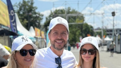 Laura Cosoi a sărbătorit tăierea moțului fetiței sale, Aida. Imagini de la eveniment. „`Ziua surorilor’ e plină de sens”
