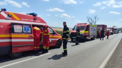 Carambol în Bihor cu două microbuze și un autoturism. Aproape 40 de oameni, implicați în accident. 5 răniți, transportați la spital VIDEO