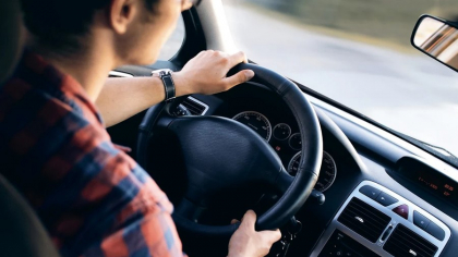 Metoda simplă care vă poate ajuta să scăpați de căldura din mașină fără să dați drumul la aerul condiționat. Trucul a devenit viral pe TikTok