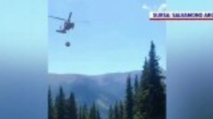 Incendiul forestier din munții Făgăraș, stins cu apa aruncată de elicopter