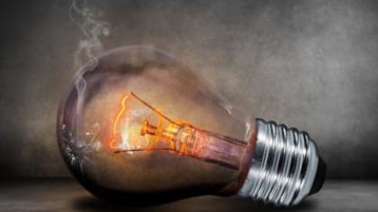 Ultima zi cu energie electrică plafonată. Milioane de români nu au semnat un contract concurențial și vor plăti mai mult pentru serviciu. Care sunt cele mai bune oferte