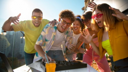 Cum îți alegi accesoriile potrivite pentru evenimente în aer liber: nunți, petreceri, festivaluri