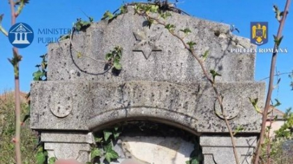 Doi minori şi un adolecent de 18 ani, membri ai unei organizații naziste, cercetaţi penal după ce au vandalizat Cimitirul Evreiesc din Arad