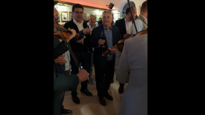 Viktor Orban, petrecere cu lăutari în centrul Clujului. Momentul în care premierul Ungariei a cântat „Nu plecăm de aici” (VIDEO)