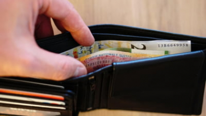 Cine primește indemnizație de hrană în România: bani de mâncare și pentru cei cu salarii de peste 12.000 lei. Bonus universal în instituțiile statului